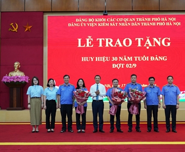 Viện KSND thành phố Hà Nội tổ chức Lễ trao tặng Huy hiệu 30 năm tuổi Đảng...